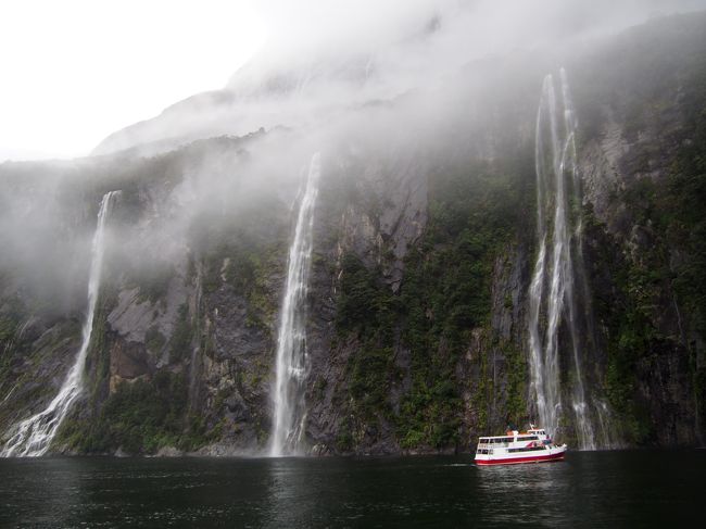クルーズ船は滝の近くまで近づいてくれます。