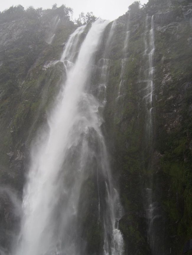 滝の水を浴びると若返るといわれ、最前列で水を浴びました。<br />ビショビショになります（笑）