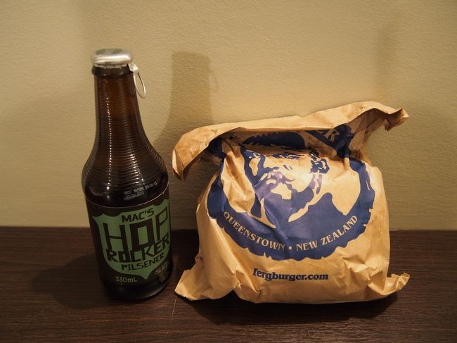 ハンバーガーとビールの夕食。<br />ニュージーランドのパテは旨い！！