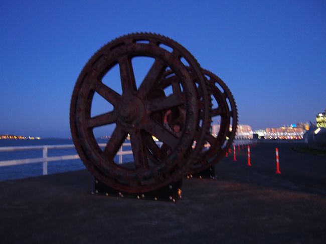 何かの車輪。空がきれいだから、何を撮ってもおしゃれに見えます。