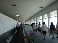 那覇空港に到着です。