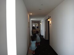 ３泊お世話になるホテルモントレ沖縄です。
できたばかりなので、本当にきれいです。
駐車場が地下にあるのはいいですが、若干構造がややこしいのと、１区画あたりがやや狭いので、注意が必要です。（うちはステップワゴンをレンタルしていましたが、「狭っ」と感じたぐらいなので、アルファードクラスにはちょっと厳しいかと・・・）