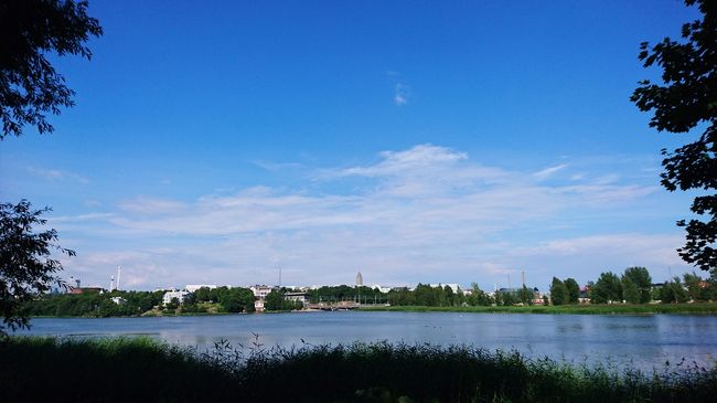 旅行３日目、トゥルク観光のあと、15時半頃ヘルシンキへ戻ってきました。<br />ホテルの部屋で少し休憩したあと、今回の旅行でやりたかったことのひとつ、ヘルシンキぶらぶら散歩へ出かけました。<br />歩き始めは、トーロ湾沿いのハカサルメン公園。夕方になろうかというのにこの明るさは本当にうれしい♪