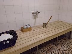 ホテルに戻って、３年前は尻込みして行かれなかったサウナに挑戦しました！
誰もいなかったので写真、撮れました。
ここはサウナ室の手前の部屋。右手にはシャワーがあります。