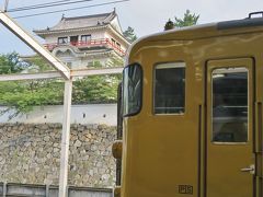 福山駅で福塩線に乗換え。ホームからは福山城が見えます。