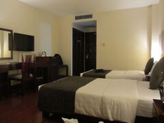 ホテルに着いて一息。
本当はどこかにビールくらいは飲みに行きたかったが、
時間と、友達も私も少し体調が思わしくなかったので、
近くのコンビニにビールを買いに出た。

土曜の夜だからかこの時間でも、外は人でいっぱいだった。
おもちゃ屋さんなど色んなお店がまだまだやっていた。

ついでにちょっと周辺を歩くと、高さ1メートルくらいのガラスのショーケースの
中にバイン・パオ（肉まんのような食べ物）が売られていたので、
それを購入してホテルへ帰った。

１日目は、まさに移動だけだ・・