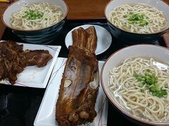 昼食は「山原そば」。
巨大なソーキが有名なお店です。
お店の横に駐車場がありました。

ソーキそば、三枚肉そば、なんこつそばの3種。
あっさりスープがおいしかったです。

食べおわる頃には行列ができていたので人気店ですね。
雨もやんでホッとしました。