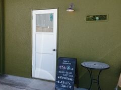 続いて、海中道路を走って「瑠庵 島色」へ。
こちらのかき氷はぜひとも食べてみたかったのです。

駐車場は店の前に3台ほど。
それ以外は店に沿って縦列駐車です。