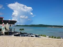 海の駅あやはし館。
こちらの横のビーチで貝殻やサンゴを拾いました。
海中道路を走っていると、あまりにも海がきれいなので寄りたくなったのです。