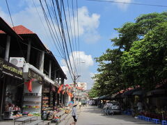 バスで30分程で村に到着。いい天気。