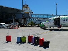 ビンター・カナリア航空機は、あっという間にテネリフェ・ノルテ空港に到着。

わ！　ここも日差しが強い！

機首寄りのドアが開いていますが、あれは荷物の積み下ろし用。
お客は尾翼寄りのドアからの乗降です。
