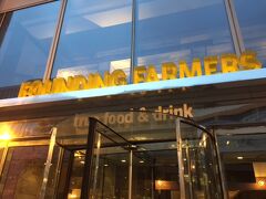 夕食はジョージタウンの人気店「Founding Farmers(ファウンディングファーマーズ)」へ行きました。
これもRettyでスコアの高い人気店ということで日本からオープンテーブルで予約していきました。

黄色のロゴがおしゃれな雰囲気です。