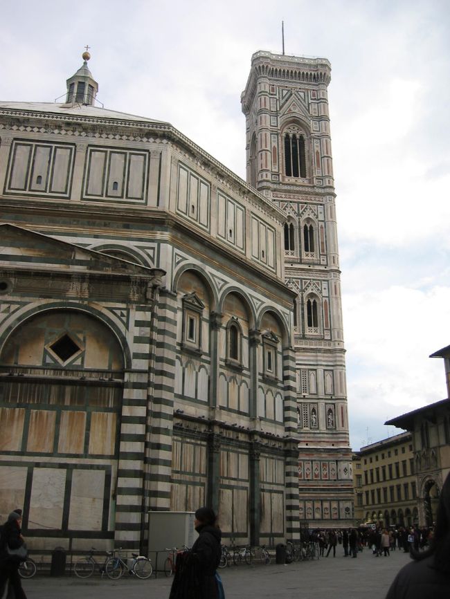 ジョットの鐘楼が見えます。サンタ・マリア・デル・フィオーレ大聖堂の脇に建設されている高さ約84mの塔です。1334年に着工、1387年に完成とのことです。
