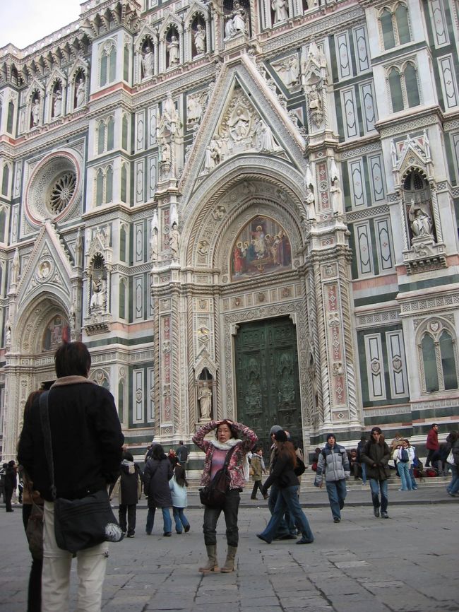 サンタ・マリア・デル・フィオーレ大聖堂の正面です。