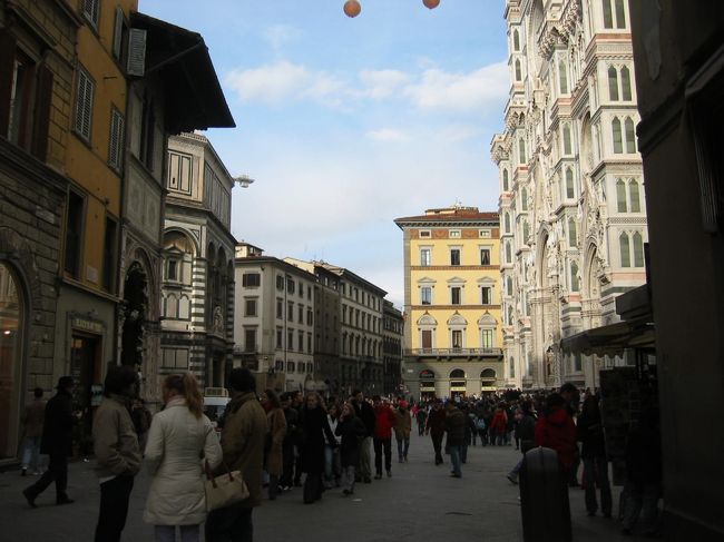 ベッキオ橋の方に歩いて移動しています。