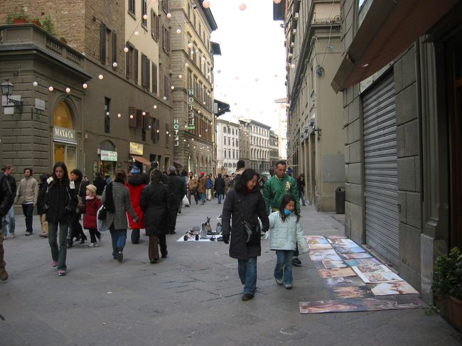 ベッキオ橋の方に歩いて移動しています。