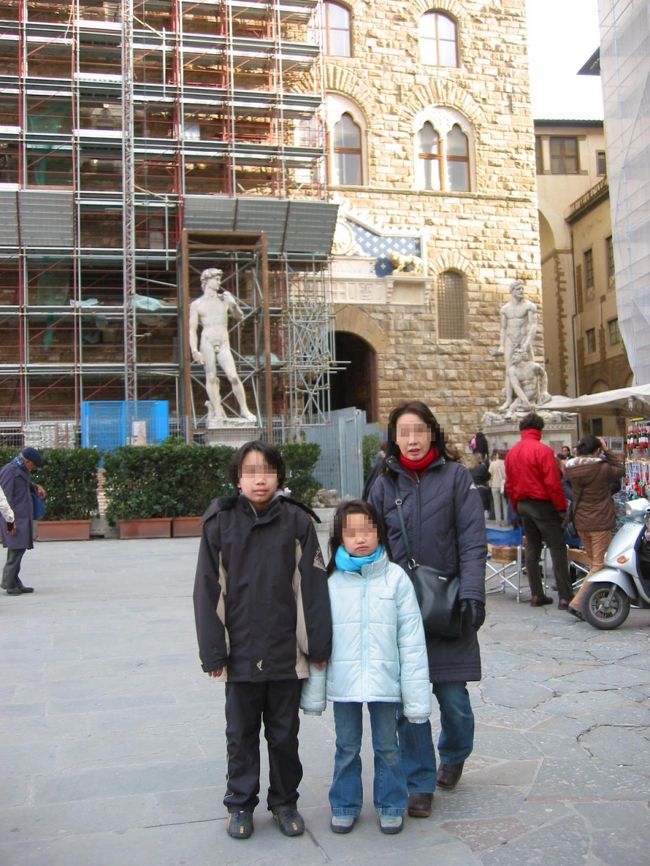 ヴェッキオ宮殿前で家族写真