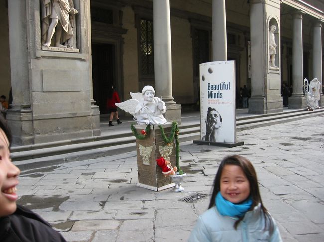 ウフィツィ美術館前の広場。天使の像は人です。