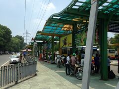 乗った58番バスはnatchanpapaの思いと裏腹に、ロンビェンのバスターミナルで終点だ、降りろ、と言われてしまいました。9000ドン払ったのに・・・