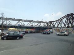 橋は歩行者禁止の模様。仕方ないので遠目に