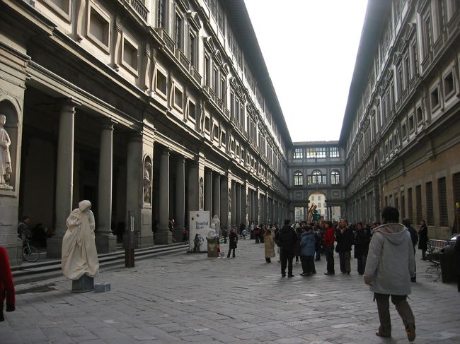 ウフィツィ美術館前の広場。天使の像は人です。予約してなかったので2時間ほど並びました。