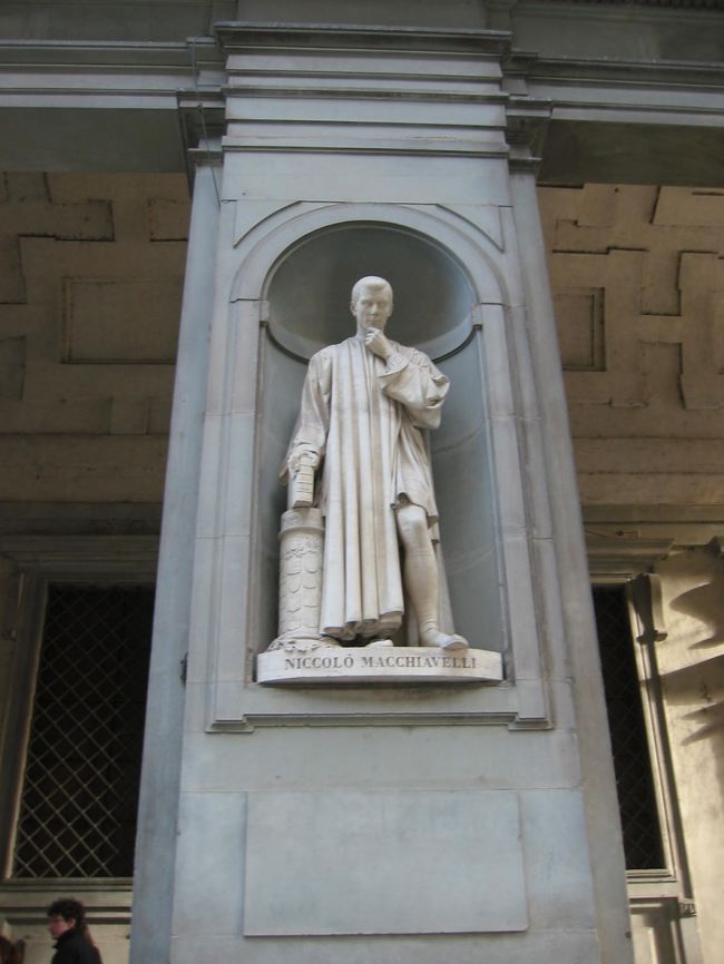 マキャヴェッリの像。君主論で有名。塩野 七生さんの『チェーザレ・ボルジアあるいは優雅なる冷酷』に出てくるので知りました。