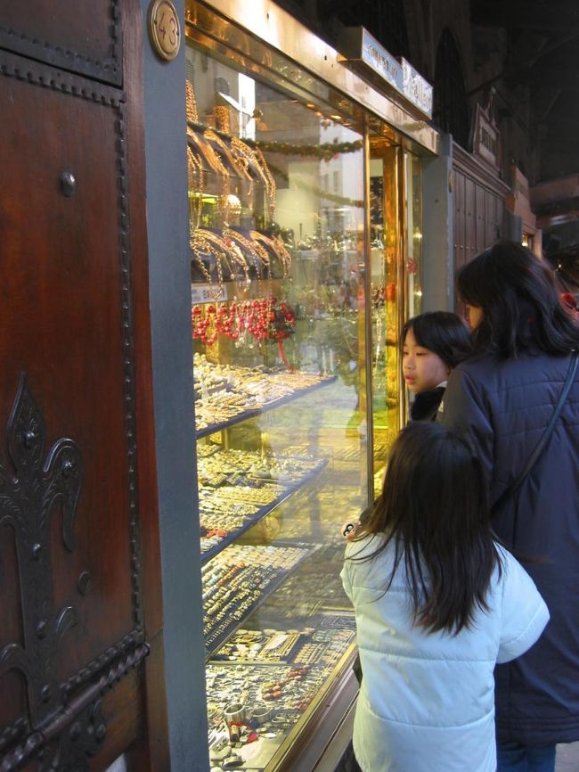 ベッキオ橋の上。高級なアクセサリ店が多い。