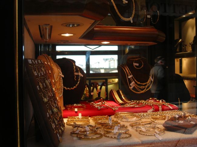 ベッキオ橋の上。高級なアクセサリ店が多い。