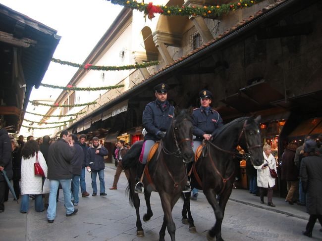 ベッキオ橋の上。騎馬警官が雰囲気あります。