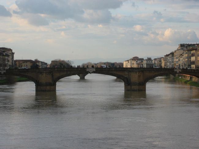 ベッキオ橋から隣の橋を撮影。なんとも絵になります。