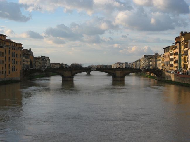 ベッキオ橋から隣の橋を撮影。なんとも絵になります。