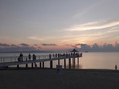 １日目の観光はまだ終わらず、
最後はフサキビーチで夕日鑑賞。

よく写真で見る、夕暮れの桟橋を
撮ってみたかったんです。

寄り道したけど、間に合ってよかった〜。