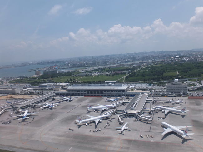 羽田から那覇経由で石垣へ。<br />まずは経由地の那覇空港上空で。
