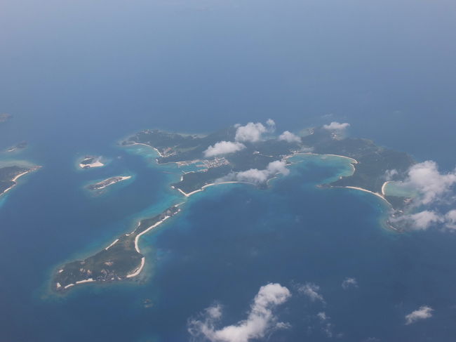 離陸後すぐに見えてくるのは、慶良間列島。<br />こちらは座間味島