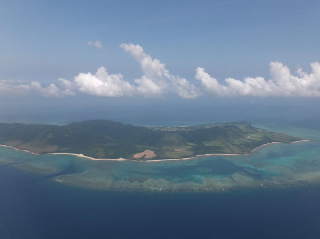 那覇から約１時間。<br />石垣島が見えてきました。<br />海岸線周りは、サンゴ礁で綺麗な海が広がっています。