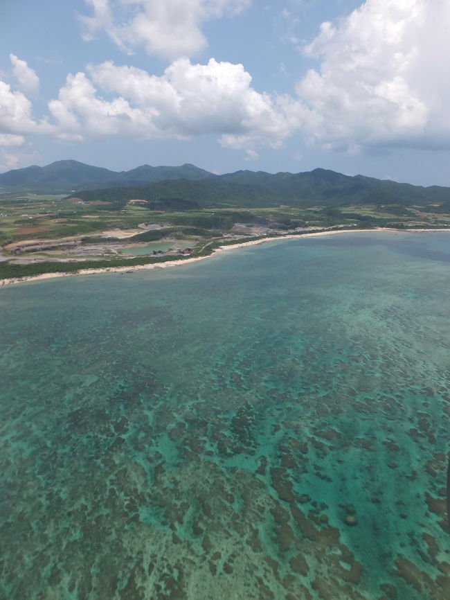 着陸態勢に入って、<br />海面がすぐ近くに見えます。<br />透明度が高いから、<br />海の底も良く見えて、<br />テンションがあがります。<br />到着が待ちきれません！
