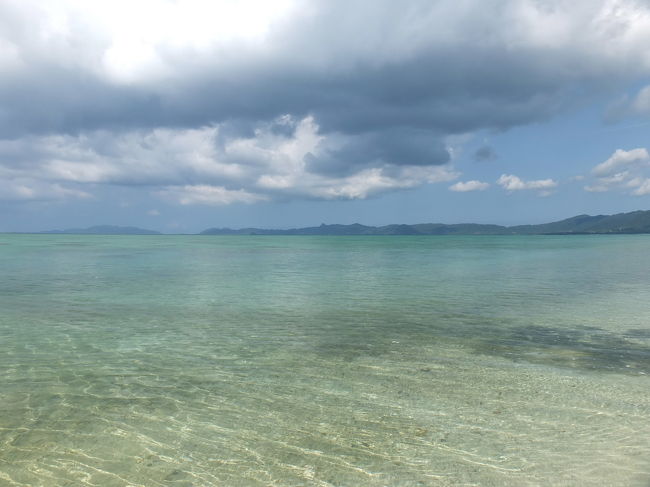あまりにも綺麗なので、<br />ぴちゃぴちゃと水の中へ。<br /><br />ん〜〜〜海水が、ぬるい。<br />まるで温泉みたいです。