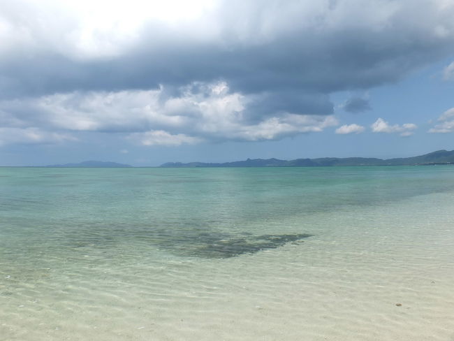 泳いだら、すごく綺麗な景色が<br />広がっているんだろうなぁと思うものの、<br />シャワーも更衣室も、何も無いビーチなので、<br />波打ち際で、足だけ水につける程度で<br />やめておきます。<br /><br />設備が何もない上に、<br />駐車スペースも５台程度なので、<br />人が少なくて、<br />プライベートビーチ感覚で、<br />この景色を満喫できます♪