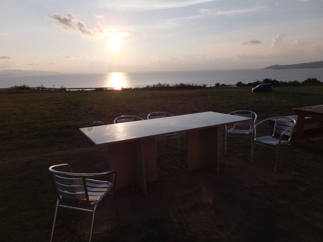 ここは、少し高台になっていて、眺めもいいので、<br />外に出て、夕日を眺めながら、いただきまーす♪<br />って、こんな写真を撮っている間にも、<br />ジェラードが溶けていく。。。