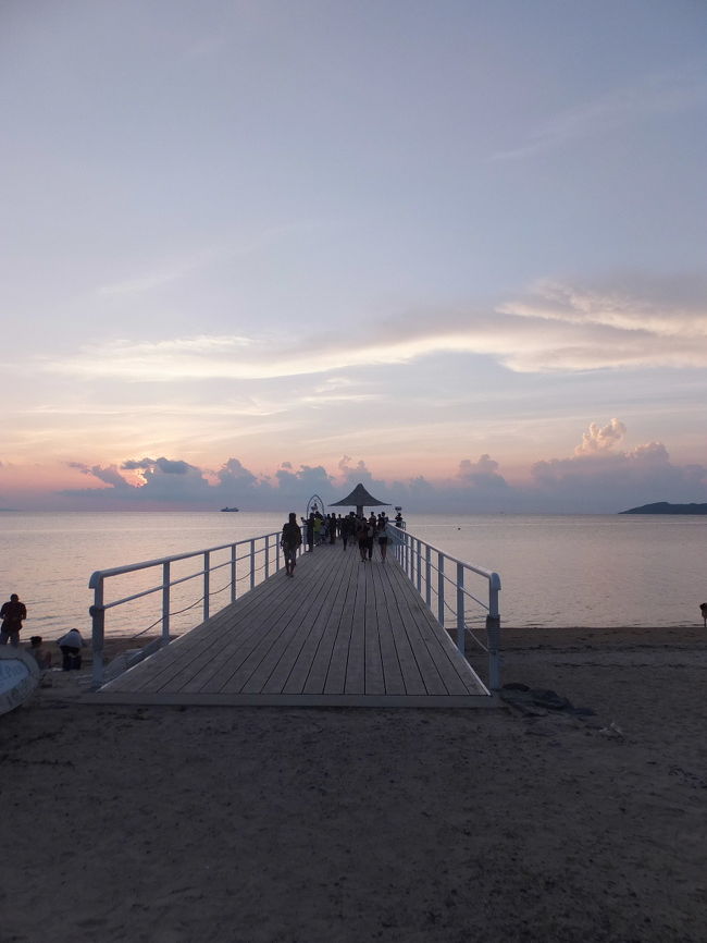 夕日を見れるビーチに、<br />こんな桟橋をかけるなんて、<br />ロケーションが絶妙すぎで、<br />にくいね〜。いい仕事してます。