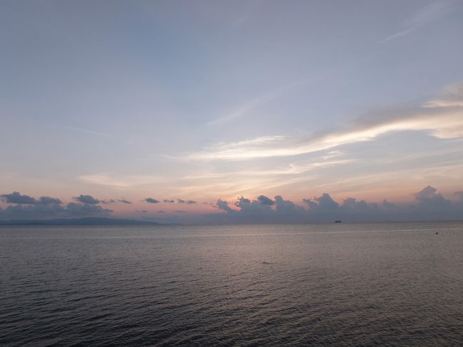 桟橋の先頭まで来て、<br />夕暮れの水平線を。<br />