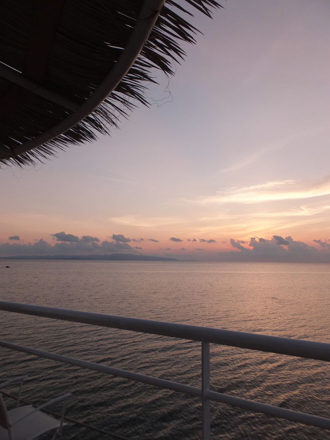 空も夕焼けが濃くなってきて、<br />今日がもうすぐ終わっていきます。