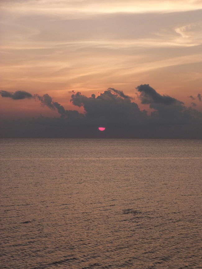 と思いきや、<br />雲の切れ間から、<br />太陽が見えてきました！！