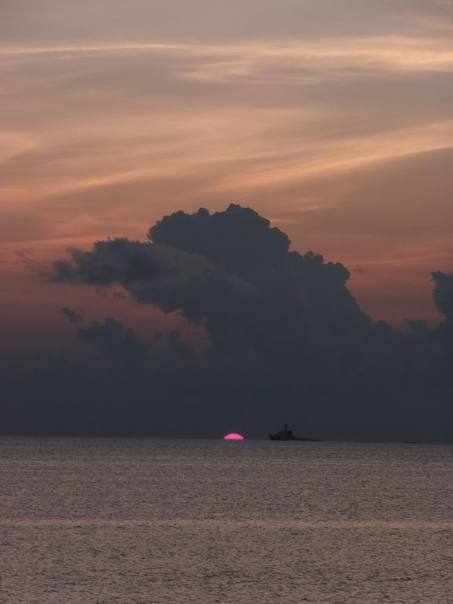 今度こそ、太陽とお別れです。<br />最後の最後に、<br />平線に太陽が沈むところを見ることが出来て、<br />ラッキーでした♪