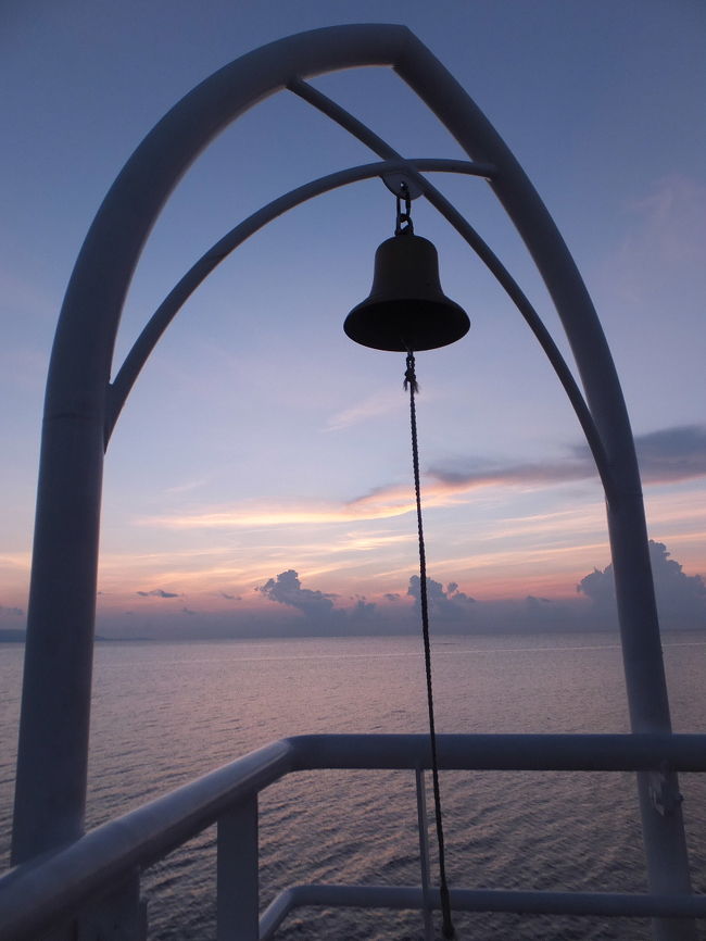 恋人の聖地になっているのでしょうか。<br />夕暮れをバックに鐘の構図は、絵になります。