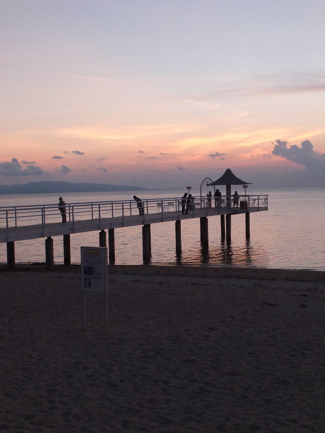 一通り綺麗な夕焼けを撮れたので、<br />フサキビーチを後にします。<br />