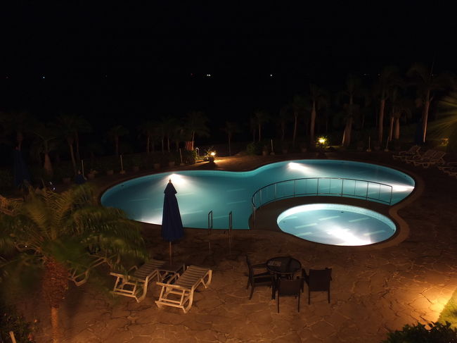 ホテルに戻って、施設内を散策。<br />まずは、夜の屋外プール。<br />ライトアップされていて、<br />夜も泳げたら、楽しそうなのですが。。。