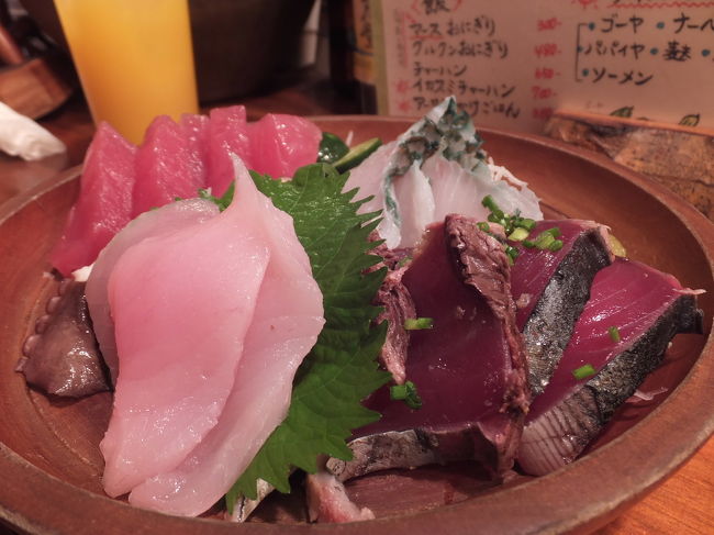 ２日目の夕飯は、石垣の居酒屋へ。<br />海でいっぱいお魚を見たので、<br />近海魚のお刺身をオーダーしてみました。<br />お肉だけじゃなく、魚も石垣島は美味しい！！<br /><br />後半戦は、離島で南国気分を満喫しますよー！