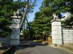 続いて訪れたのが豪徳寺。こちらは井伊家の菩提寺で桜田門外の変で暗殺された大老・井伊直弼の墓があります。それにしても安政の大獄を指揮した井伊直弼とその犠牲者吉田松陰がすぐ近くで眠るという偶然・・・。