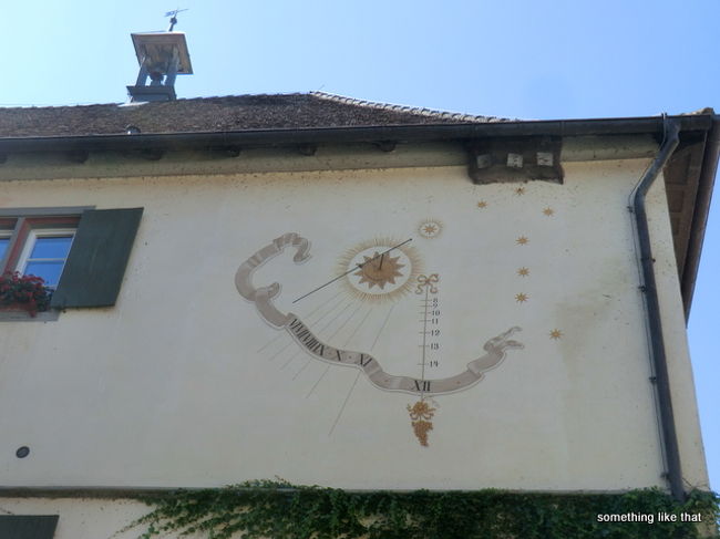 聖マリアマルクス教会。<br /><br />壁に日時計が。